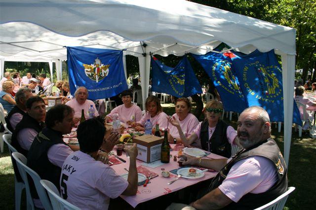 A tavola con le bandiere.jpg